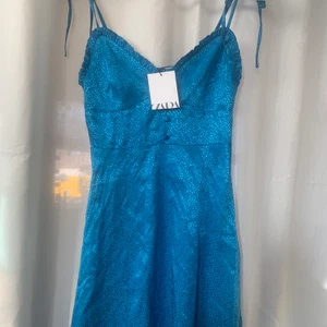 Zara klänning - Jättesnygg klänning som är slutsåld på zara, prislapp kvar!💙    Exklusive frakt 