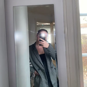 Oversized kavaj  - Superfin oversized kavaj från HM i st 36. Använd max 5 ggr så är i nyskick. Helt perfekt till vårpromenaden och sommarkvällar! Frakten ingår ej. 