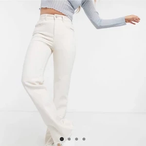 Beiga jeans med slits  - Säljer mina absolut favvo jeans från pull & Bear då de inte passar mig längre. De är mycket använda och har därför lite fläckar på sig osv (kontakta mig för tydligare bilder ). Därav säljer jag de väldigt billigt! Jag är 178 och dessa går ner till marken på mig⭐️⭐️💓