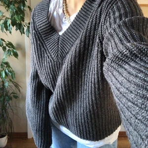 KOFTA/TRÖJA - En pullover i grått, stickat meterial. Använt skick men det finns inga fel på den (hål osv). I storlek M men jag har vanligtvis S o den passar bra. Säljer pga att jag inte använder den så ofta. 