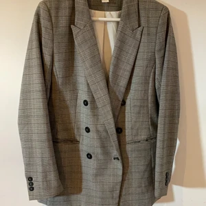 Kavaj - Kavaj, tightar i midjan men ändå oversized, strl 40 men skulle säga att den passar bättre på 38 beroende på hur man vill att den ska sitta