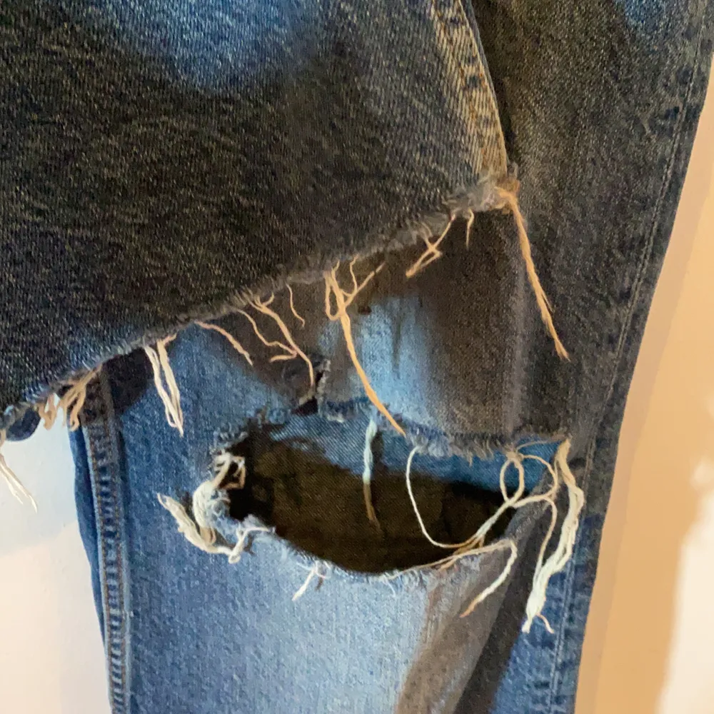 Populära Zara jeans med hål på knät och kant utan sömmar ner till, strl 38 men oversized. Jeans & Byxor.