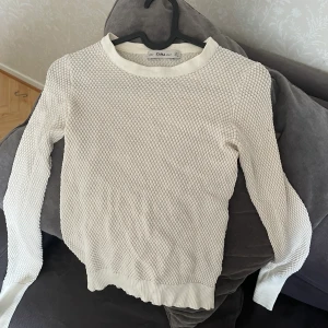Zara knitwear  - Så fin tröja från zara! Bekväm och passar till allt. Har ett litet hål på sidan av armen som nog är enkelt att fixa om man kan!☺️