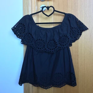 Topp - Fin topp som är perfekt till sommaren. Hör av dig om du är intresserad. Köparen står för fraktkostnad. 