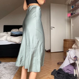 Silkeskjol - Somrig och härlig kjol från asos. Använd fåtal gånger bara så är i nyskick!💞