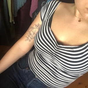 Urban outfitters Low back topp - Väldigt fin Urban outfitters topp! Den sitter väldigt fint och har en låg rygg. Köptes för några år sedan men bara använts någon gång. Kan vara off the shoulders. 