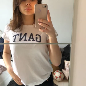 Gant tröja - Andvänd 3 ggr typ, är i bra skick, säljer för jag ej andvänder