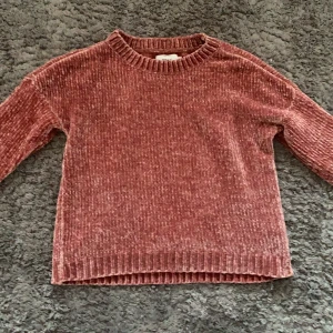 Rosa stickad tröja från Only - Superfin rosa tröja, aldrig använd då den inte är min stil riktigt. Glansig i materialet