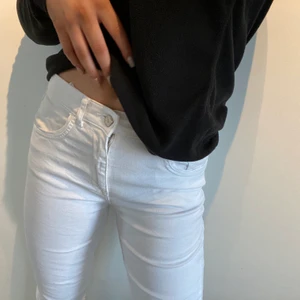 vita lågmidjade jeans - vita lågmidjadd jeans från zara. Strl 38 men passar 36 och liten 38a! 
