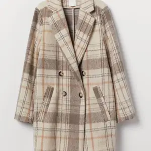 Säljer min kappa från H&M i storlek 38. 260 eller bud💓 Köparen står för ev för frakten
