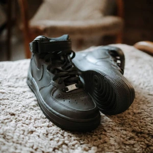 Nike air force mid - Oanvända Nike Air Force Mid som tyvärr är för stora för mig.