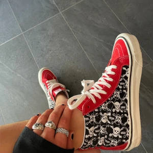 Vans skor - Coola höga vans. Knappt använda och därav väldigt bra skick! Köpta för 900kr och helt slutsålda! Väldigt många intresserade så buda i kommentarerna💕
