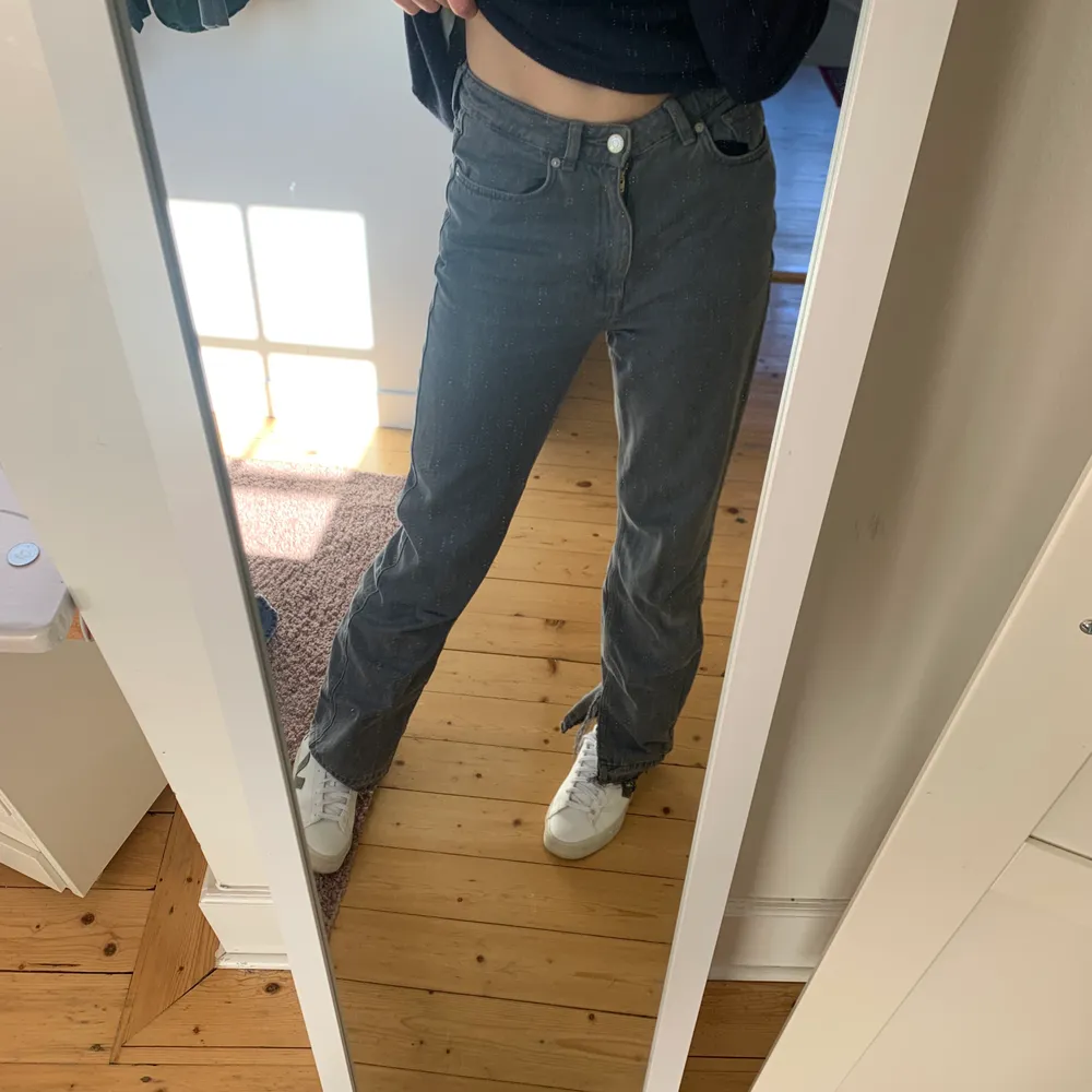 Såå snygga och  långa jeans med en slits från weekday lika de populära från zara. Nypris 500kr💞💞 jag har 36 i vanliga jeans.🥰. Jeans & Byxor.