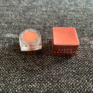 Lösögonskugga - Oöppnad ögonskugga.