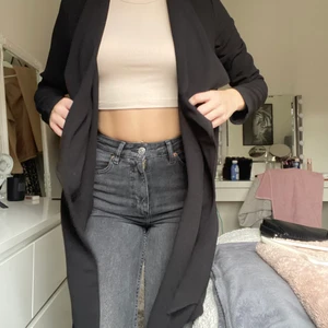 Svart tunnare kappa  - Säljer denna snygga kappan från Only i storlek s!! Knappt använd och jätte bra kavlite!! Kan skickas och mötas upp i Falun🤍