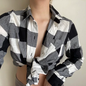 Rutig skjorta  - Rutig skjorta från hm. Är 155cm och den tänker precis rumpan (längd).