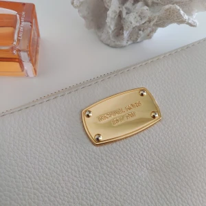 Michael Kors plånbok - Intressekoll på min Michael Kors plånbok✨ Helt äkta. Köptes på Michael Kors i Florida, USA 2016. Nypris ca 1200kr. Säljer för bra bud. Skickas spårbart och köparen står för frakten.❤️