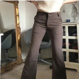 kostymbyxor - Bruna kostymbyxor köpta här på plick. Bilderna är lånade eftersom byxorna satt alldeles för stort på mig. Hon på bild 2&3 är 160cm lång. Väldigt fin skick, mjukt ganska tunt material.