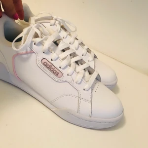 Nya Adidas skor  - Nya skor aldrig använda har prislapp på storlek 40