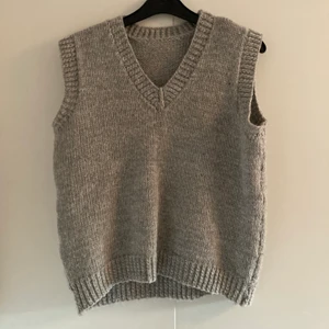 Stickad väst - strl S - Köpt här på Plick men tyvärr inte riktigt min stil. Köparen står för frakten. 🐻🌷