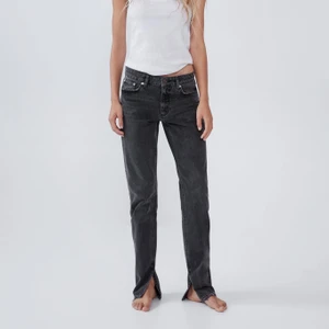 Zara jeans  - De populära och slutsålda Zara jeansen med slits. Svarta stentvättade, långa. 💕⚡️ HÖGSTA BUD: 420kr
