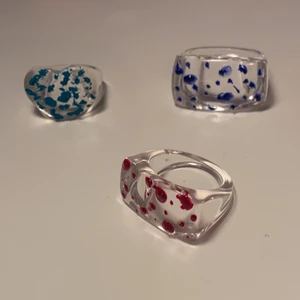 Ringar 💋 - Väldigt coola y2k inspirerade ringar som är väldigt trendiga just nu. Kom privat för bättre bilder och vid frågor 🥰💓