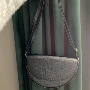 Väska  - Säljer denna väska från monki för 70kr + frakt ! Sparsamt använd😍