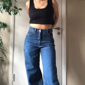 ZARA JEANS - Nu säljer jag mina fina, vida zara jeans. De är högmidjade i storlek 40. Jag brukar ha storlek 36 och de är ganska små i storleken så skulle säga mer 38. De sitter perfekt baggy på mig. Anvönt ca 3ggr och jag säljer pga inte eiktigt min stil. Säljer för 200kr + frakt! (Jag är 165 och längden är perfekt för mig). Köpta för 500kr