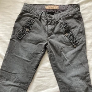 Fourty weft - Jeans med snygga pärldetaljer! Står 38 med sitter som en 34. Aldrig använda, nypris 1399