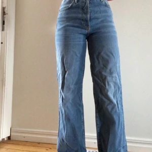 Vida jeans  - Vida jeans från bikbok i storlek S. De skönaste jeansen jag har och superfina men kommer tyvärr aldrig till användning pga att jag knappt använder jeans. Använda en gång, nypris 499 (skrynkliga för att de legat i garderoben)