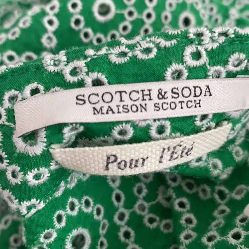 Superfint grönt tyg med vita detaljer. Från scotch and soda. Köparen står för frakten. Som ny.. Blusar.