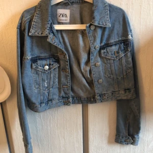 Jeansjacka - En croppad jeansjacka från zara. Väldigt bra skick och ganska lånng i armarna. För fler bilder kontakta. KOLLA MIN BIO FÖR MER INFO. 