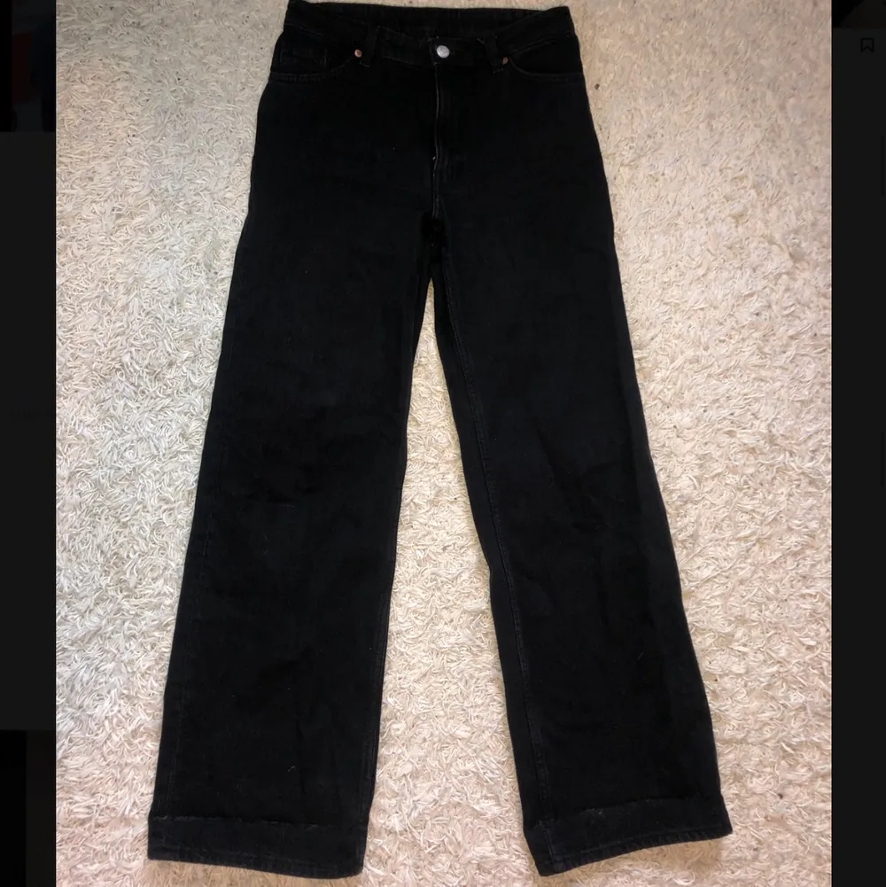Trendiga svarta jeans från Monki.  storlek 27 i midjan och högmidjade. Knappt använda och inga synliga fel på dem. Köpta för 400 kr. . Jeans & Byxor.