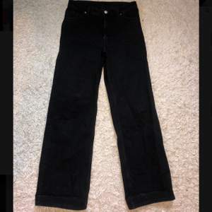 Trendiga svarta jeans från Monki.  storlek 27 i midjan och högmidjade. Knappt använda och inga synliga fel på dem. Köpta för 400 kr. 