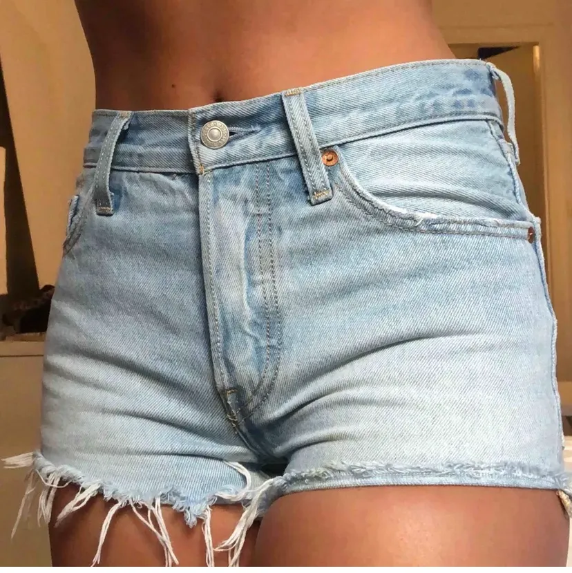 Superfina shorts från Levis! Köpta här på Plick och säljer pga att de är för små och inte kommer till användning. Tidigare ägarens bilder. Skulle säga att de passar en xs och även en mindre s. Pris kan diskuteras💞. Shorts.