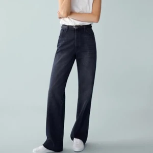 Långa raka jeans - Snyggaste jeansen!!! perfekt längd (jag är 177 cm och sitter precis som modellen på bilden). De är svart/gråa och från Massimo dutti, originalpris 700 kr och de är sparsamt använda💞