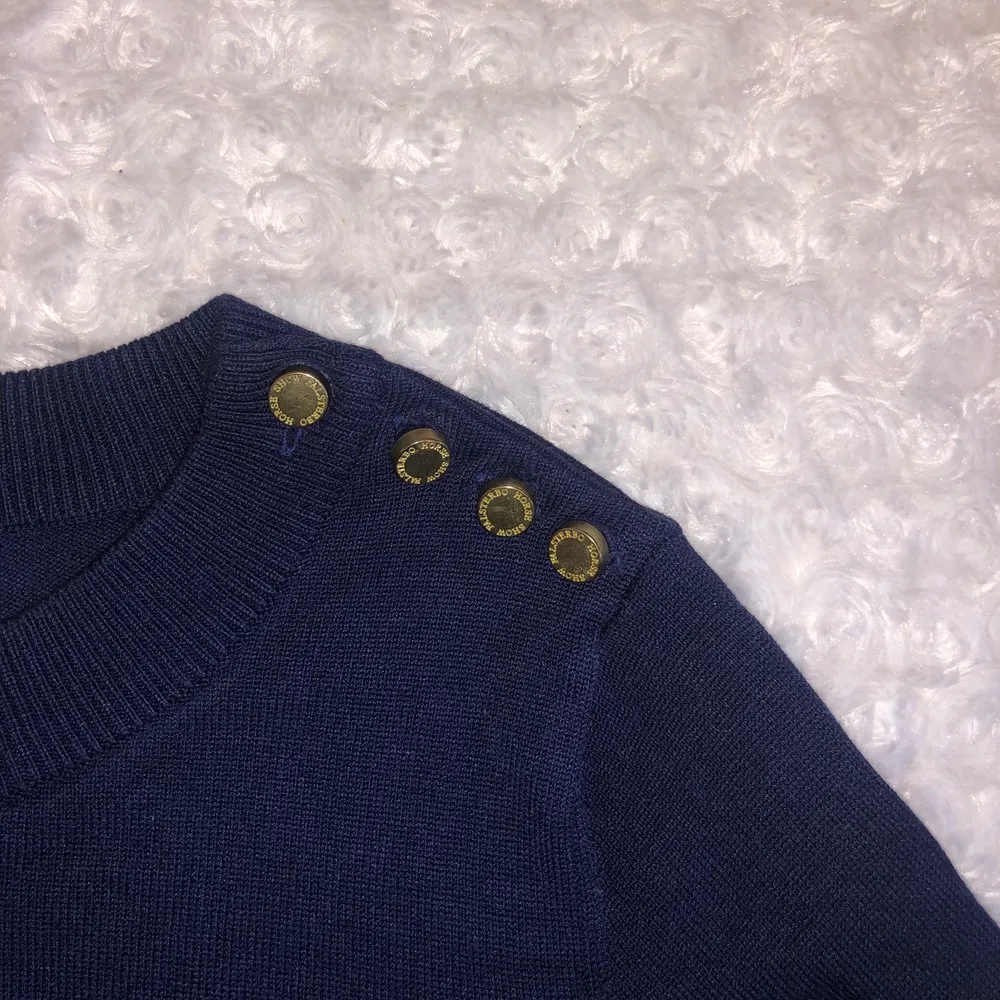 Superfin marinblå tröja från Gina tricot☺️ Har fina guldiga knappar på högra axeln (se bild 2), är i S men passar även mig som har M 🙌. Tröjor & Koftor.