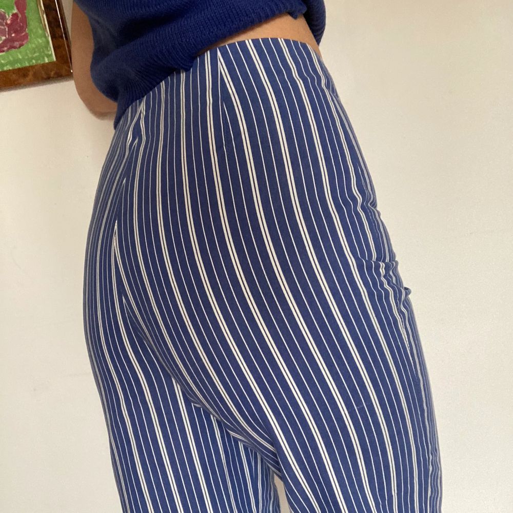 Jättefina cropped blå-vitrandiga byxor från Zara ca 2016. Dom har använts ett fåtal gånger då jag är lite för lång för dom. Min längd är 179cm så dom kanske inte sitter lika cropped på dig som är kortare!. Jeans & Byxor.