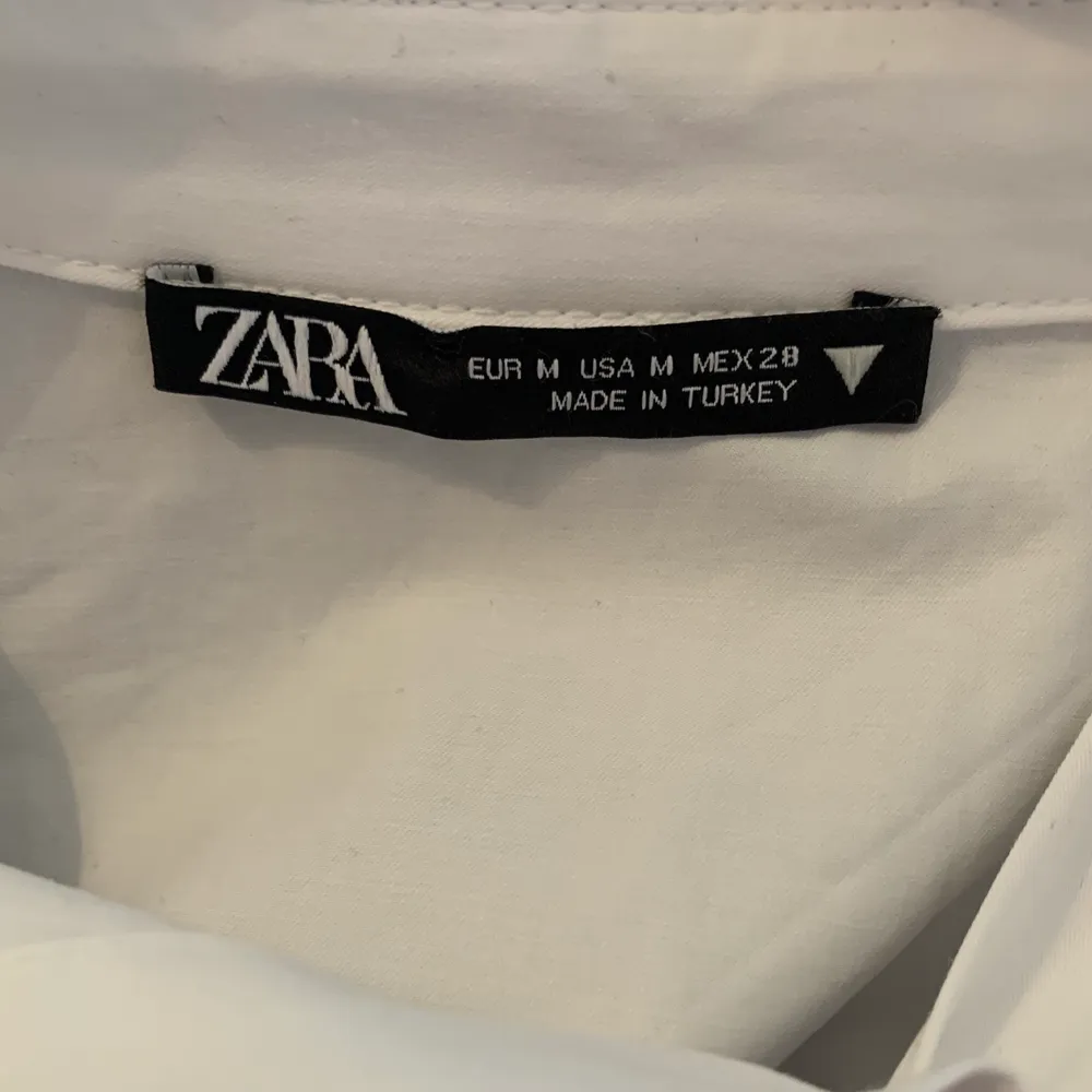 knappt använd skjortklänning i bra skick från ZARA. Strolek M. säljer pga för liten storlek. 🤍. Klänningar.