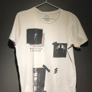 Vit t-shirt med tryck - Säljer vit t-shirt med tryck, fint skick och använd max 10 tillfällen. Tröjan är ifrån Jack and Jones.