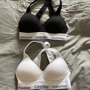 Calvin Klein topp - Säljer en svart och vit Calvin Klein topp med vaddering  Storlek xs   Korsade back i ryggen  Använda max 2-3 gånger  Säljes för 150kr styck