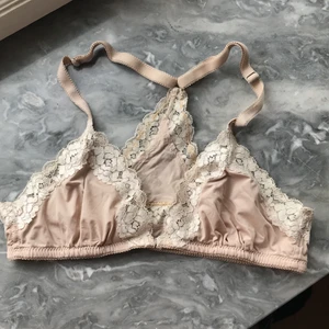 Snygg topp - Bekväm & fin topp. Står strl 38 på den men jag brukar ha 34/36 så den känns möjligen lite mindre