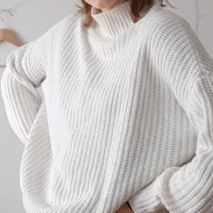 Vit stickad tröja  - Vit stickad halv polo tröja i storlek XS men sitter som en S 