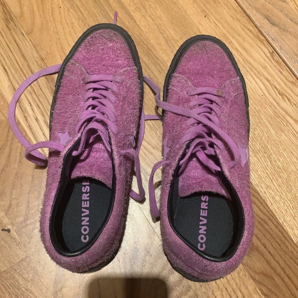 Luddiga lila sneakers från Converse. Skor.