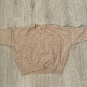 OANVÄND STICKAD TRÖJA  - Onvänd beige stickad tröja i croppad modell. Storlek S/XS 