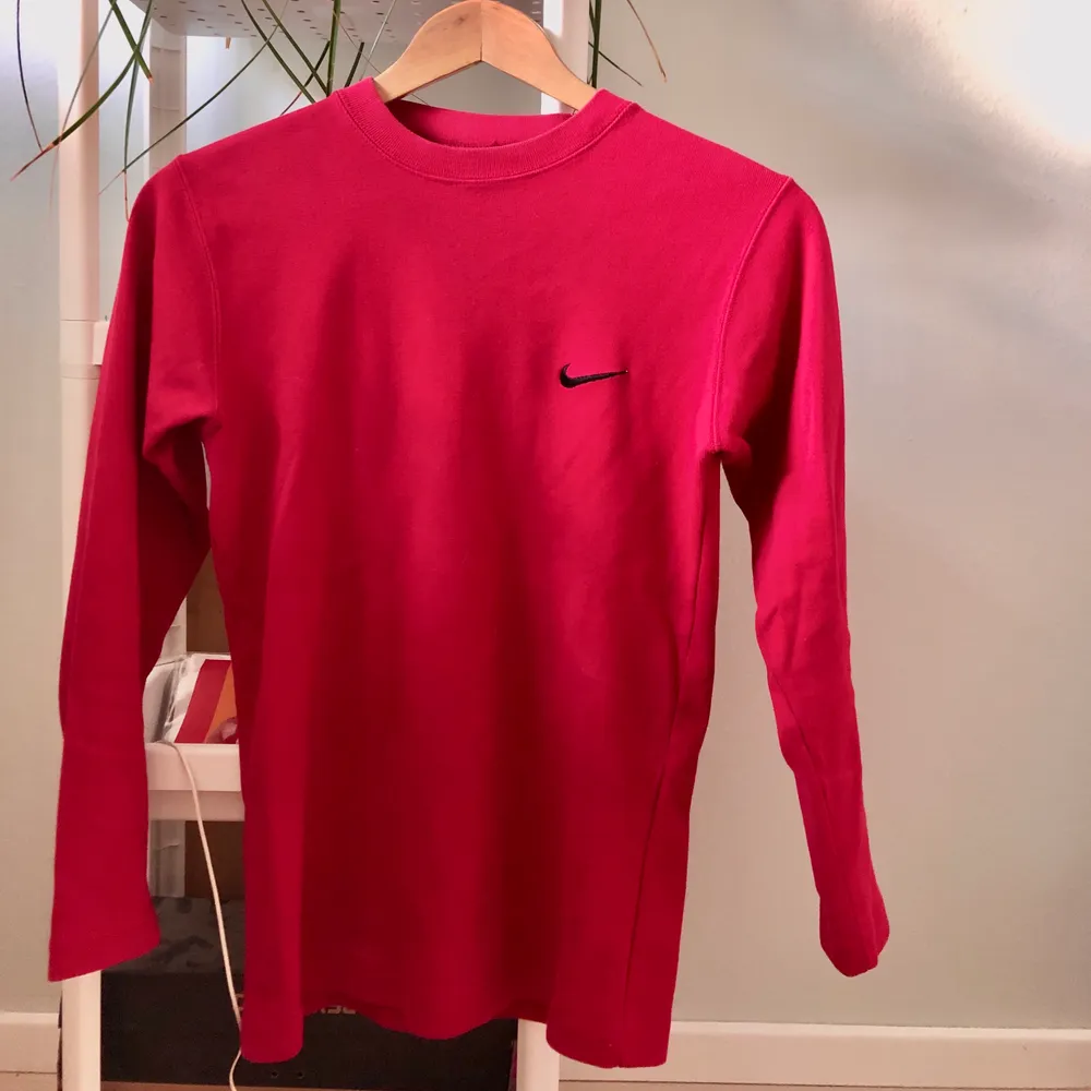 Nike tröja i storlek M men lite liten i storleken, passar dock allt ifrån XS-M. Kan skicka fler bilder privat:) budgivningen avslutas på måndag kl 18:16. Hoodies.