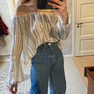 Blus - En riktig sommar-favorit!! Används tyvärr aldrig och hoppas att den får ett hem där den används mer flitigt😍 Storlek 36 från en butik som heter Rabalder🥰