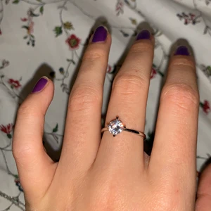 silverring med sten✨ - jag tror att stenen är en kubisk zirkonia, ringen är knappt använd och är i nytt skick. ca 17 mm i diameter, frakt 9kr☺️