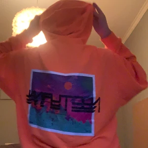 Neon hoodie med tryck på ryggen - Såå cool hoodie från asos storlek XS, men oversize. Sparsamt använd😍