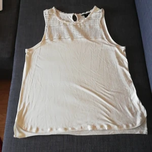 Vit linne  - Har inte använts under än längre tid det är dags att sälja den. Köparen står för frakten. Storlek L men passar för M